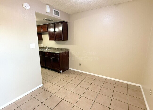 Building Photo - 5244 W Lynwood St