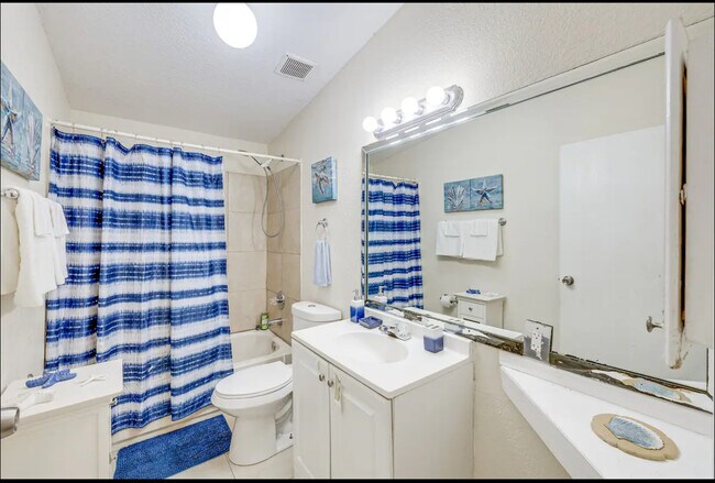 Building Photo - 716 21st St