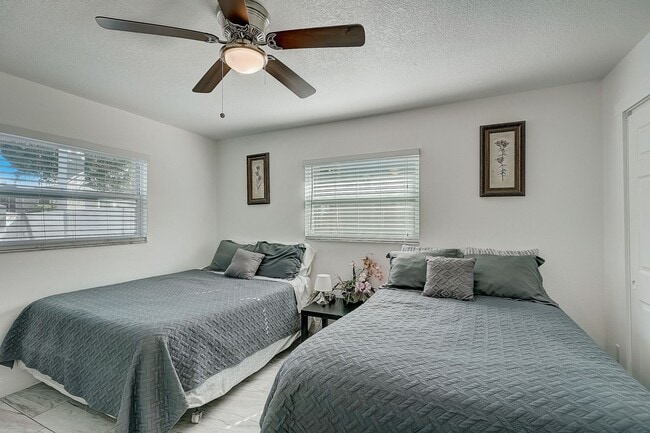 Building Photo - 2 Bed / 1 Bath Cozy Downtown Duplex Apartment