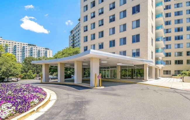 Building Photo - Fabulous LOCATION -- Studio located in Grosvenor Park with ALL UTILITIES included.