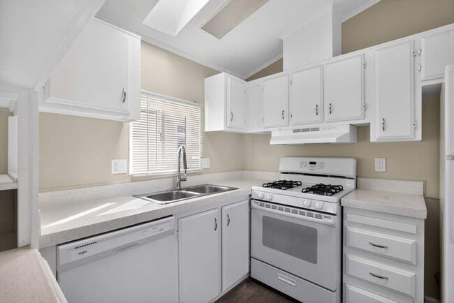 Building Photo - 157 1st Ave