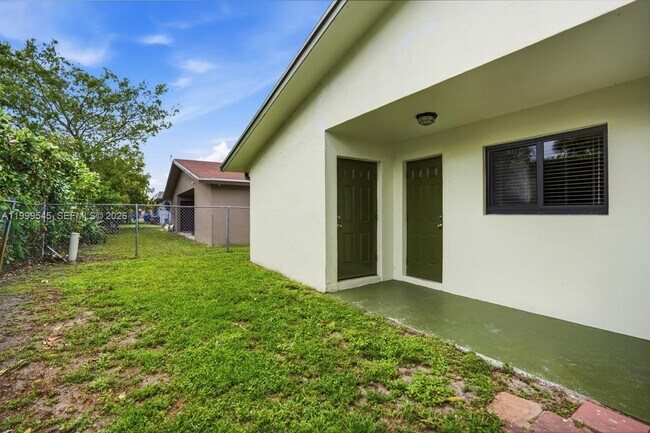 Building Photo - 7604 SW 10th Ct