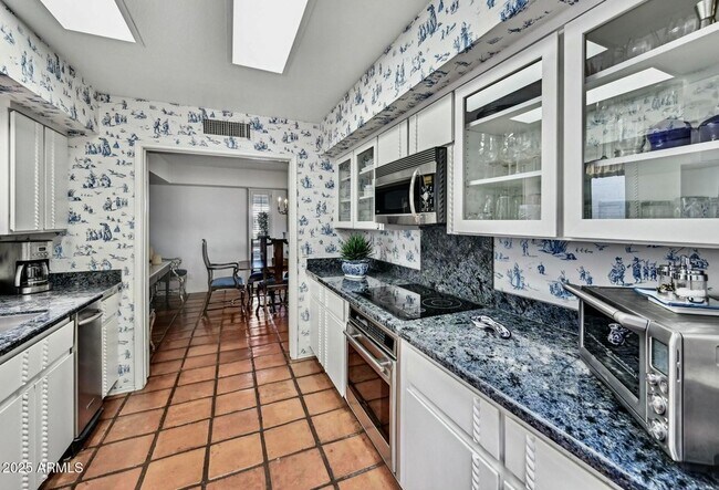 Building Photo - 8733 E Vía De Viva