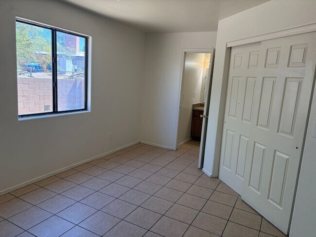 Building Photo - Beautifully Renovated 3 Bedroom Home -A/C-...