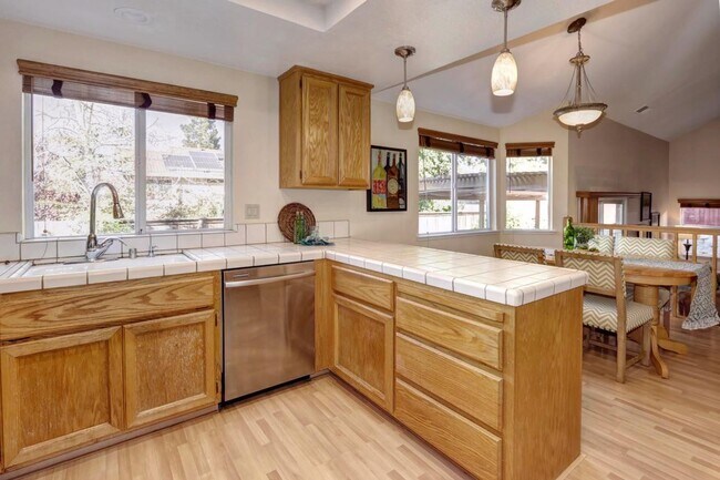Building Photo - 4 Bedroon in Rocklin Near Galleria