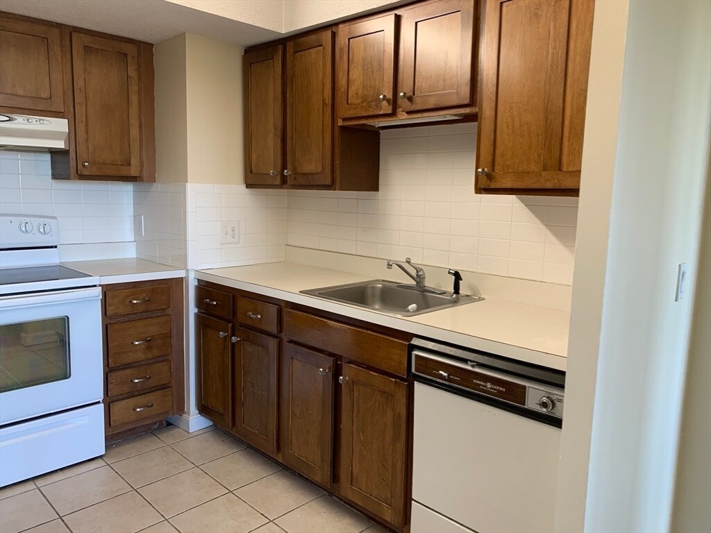 Building Photo - 1731 Beacon St