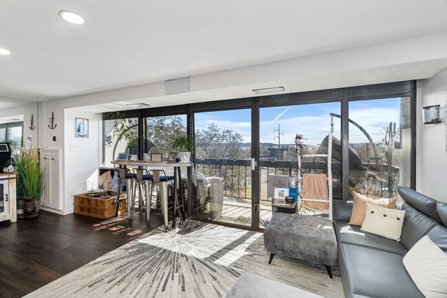 Building Photo - 3558 Shore Dr