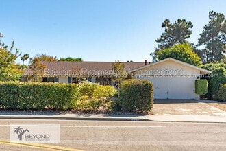 Building Photo - 902 La Sombra Dr