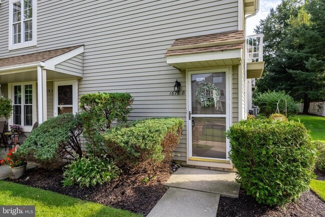 Building Photo - 1676B Thornwood Dr