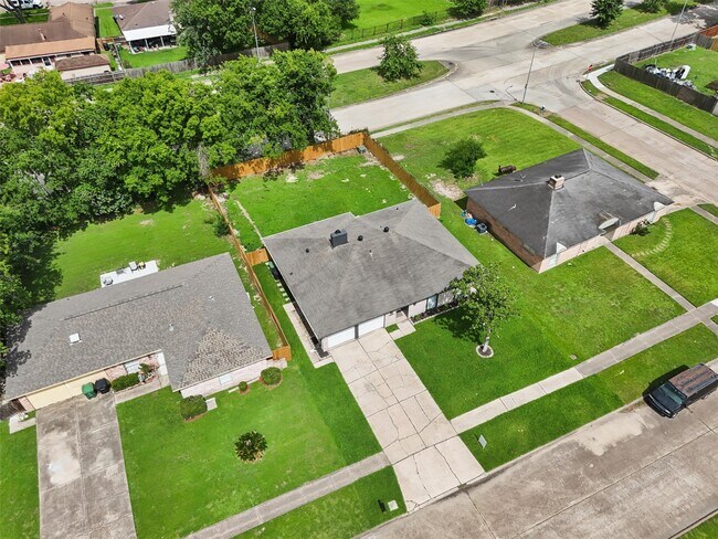 Building Photo - 15439 Indian Woods Dr