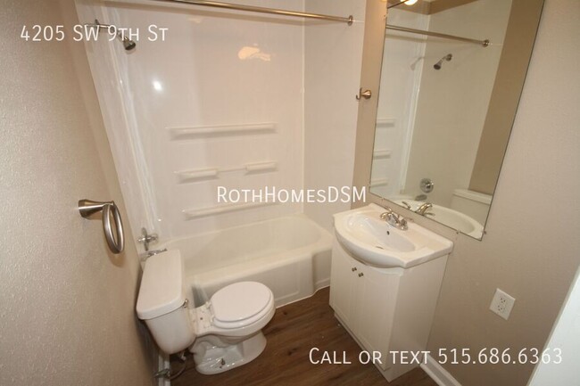 Building Photo - Recently Updated 3 BR 1 Bath Utilities Pai...