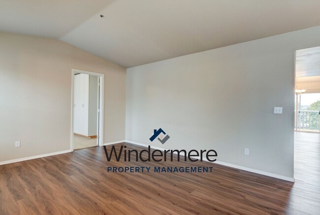 Building Photo - 2 Bed + Den/Office  2 Bath Condo W/S/G Inc...