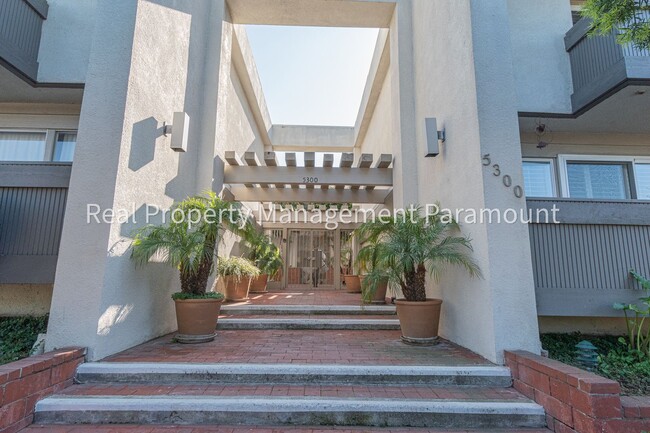 Building Photo - Spacious townhouse in LA