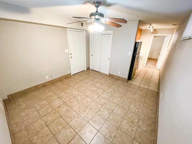 Interior Photo - z-103125-Charlotte Square - 3330-3368 Charlotte