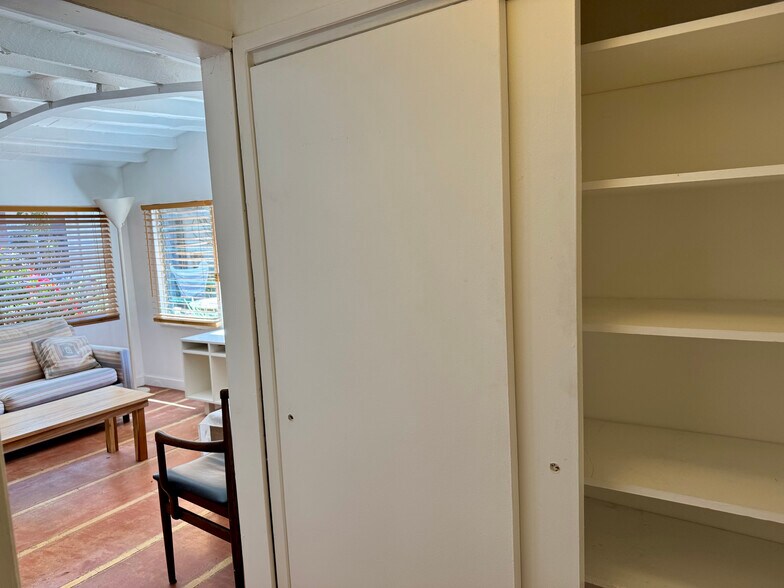 Building Photo - 3633 Mountain View Ave