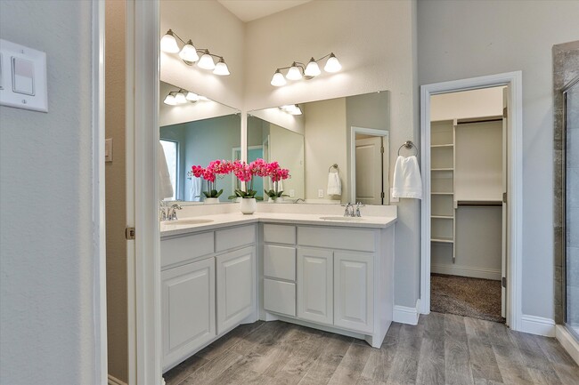 Primary ensuite bathroom - 253 Gill Point Ln