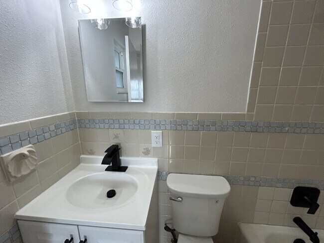 Building Photo - "Cozy 1-Bed Retreat in St. Pete's Heart – Your Perfect 285 Sq Ft Haven Awaits!"