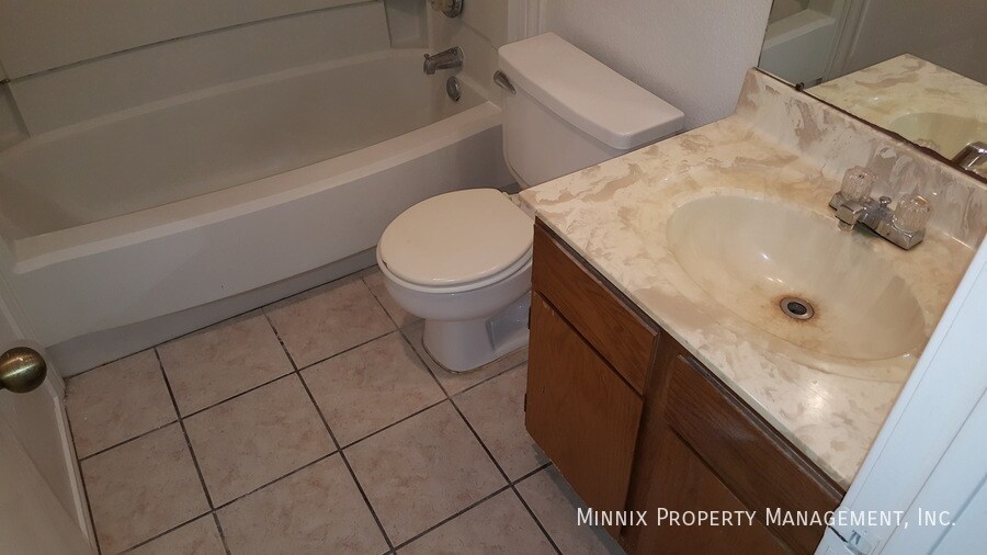 Building Photo - 8208 Vernon Ave