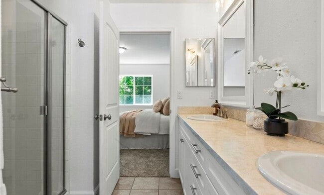 Building Photo - Spacious and Stylish 3 bedroom, 2.5  bath ...