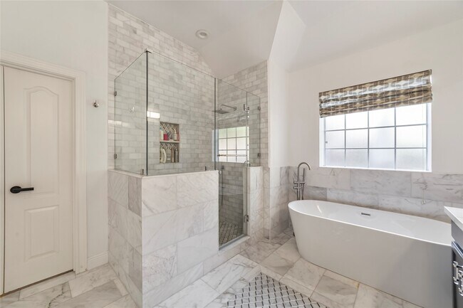 Building Photo - 1611 Lakeside Enclave Dr