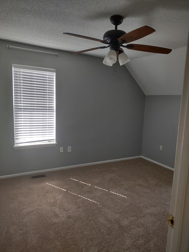 Building Photo - Fabulous Upgraded Three Bedroom/Two Bath Townhome - Walking Distance to Lexington Medical Center