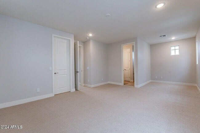 Building Photo - 21390 W Meadowbrook Ave