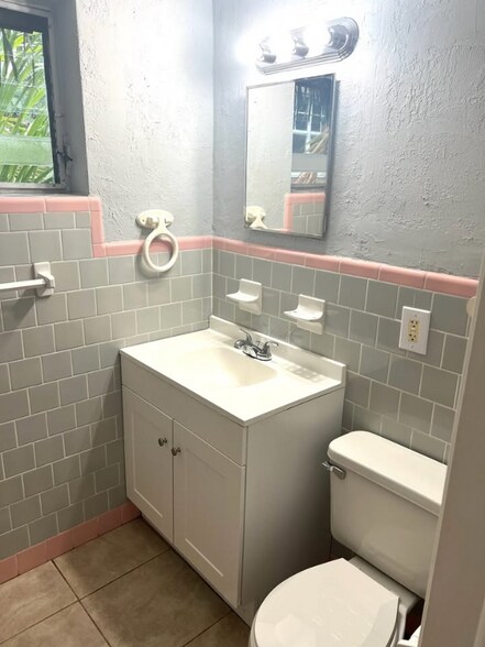 Building Photo - 23 NE 23rd Ave