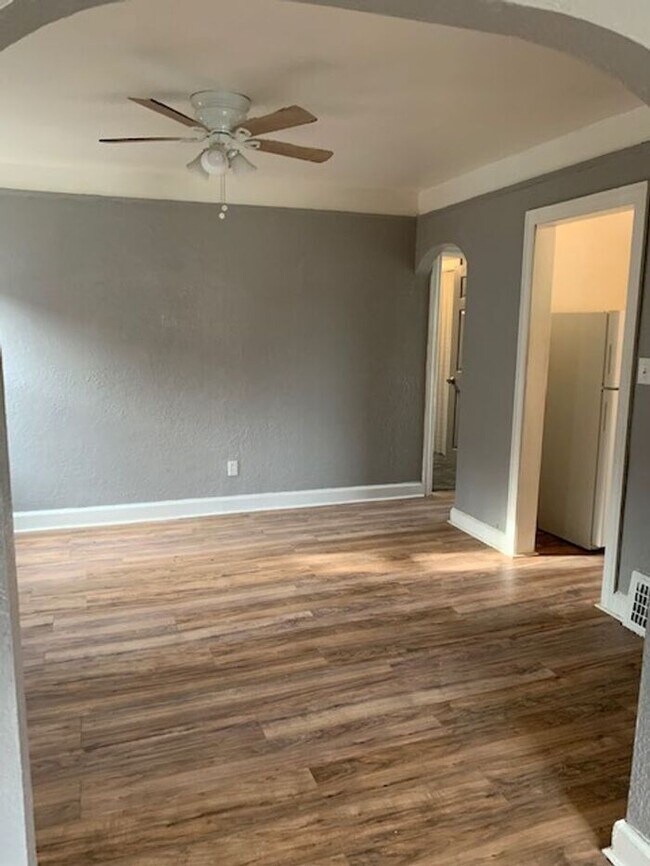Building Photo - Stop- Wait a Minute ! Beautifully updated upper 2 bedroom flat - Section 8 Accepted