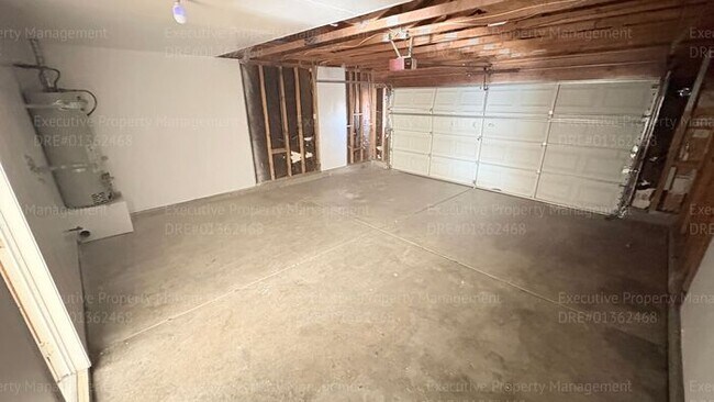 Building Photo - 4 bedroom 2 bathroom home located near S. H St/ Berkshire Rd