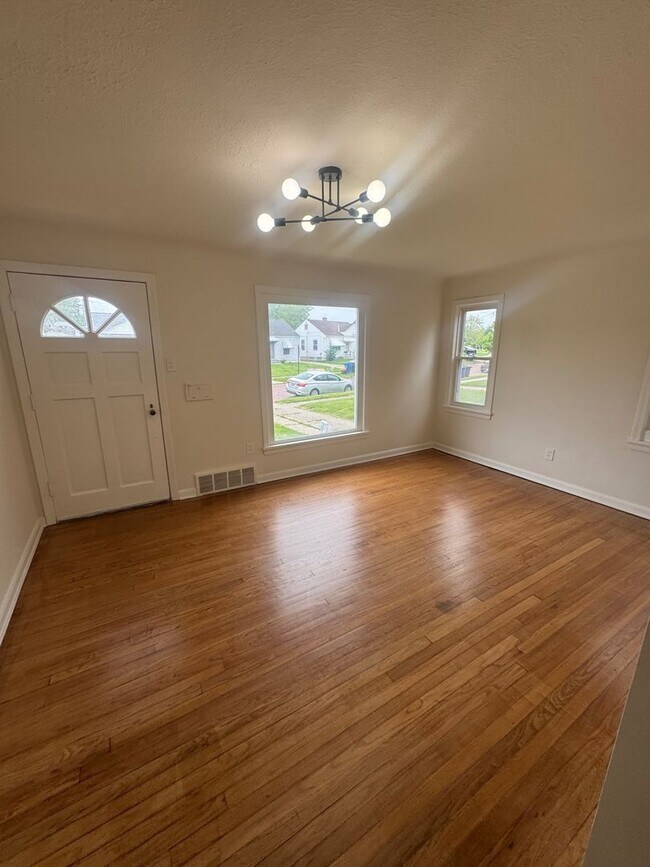 Building Photo - Charming 3-Bedroom Property in Prime Location