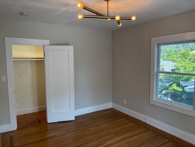 Building Photo - Fabulous Private Home Near Mills!