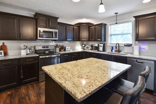Building Photo - Pet Friendly Four Bedroom!