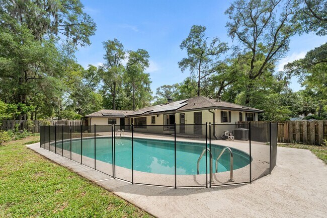 Building Photo - Spacious Pool Home in Desirable NW Gainesville
