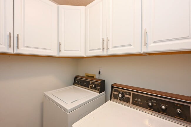 Building Photo - Car-free convenience! Modern 3 Bed Home Minutes from Downtown Gallatin