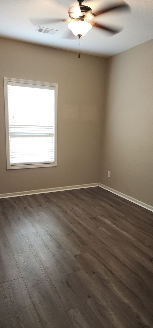 Building Photo - LOVELY TWO STORY W/ 5 BEDS, 3 FULL BATHS. ...