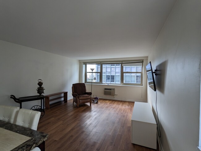 Building Photo - 253 E Delaware Pl