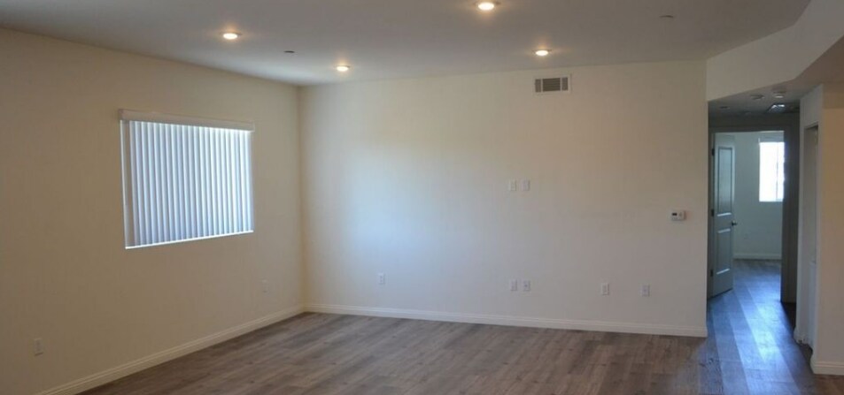 Building Photo - 14143 Burbank Blvd