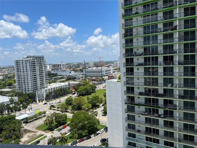 Building Photo - 1750 N Bayshore Dr