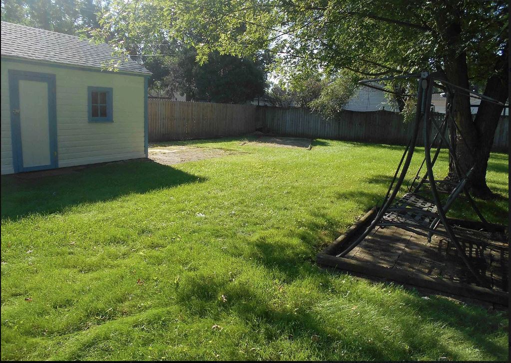 fenced in backyard - 915 Marie Ave