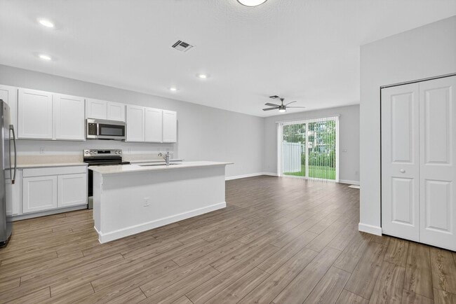 Building Photo - 309 SE Crossoak Ln
