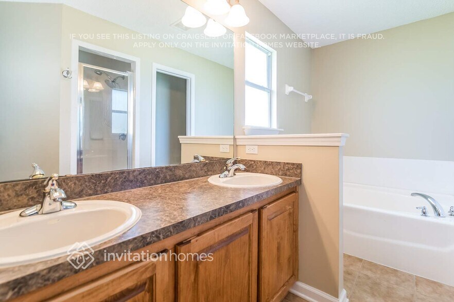 Building Photo - 2915 Majestic Oaks Ln