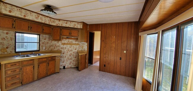 Building Photo - 2 bedroom / 2 bathroom mobile home READY NOW!