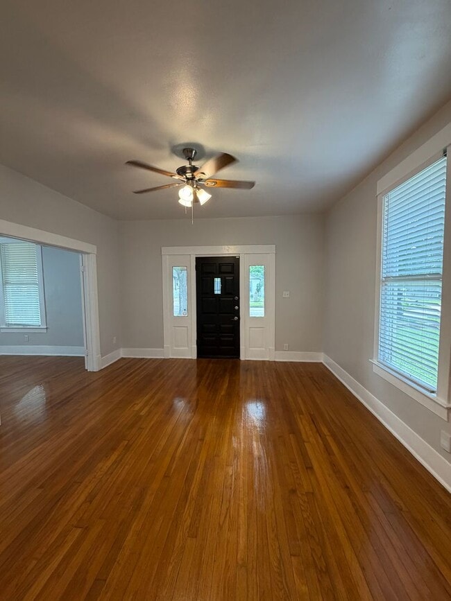 Building Photo - Stylish 2/2 Bungalow with Modern Kitchen & Spacious Backyard