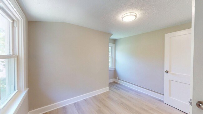 Building Photo - 4528 Rainbow Rd