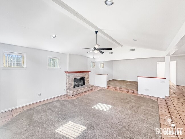 Building Photo - Nice 4B/2BA w/ Attached Garage & Fenced Yard