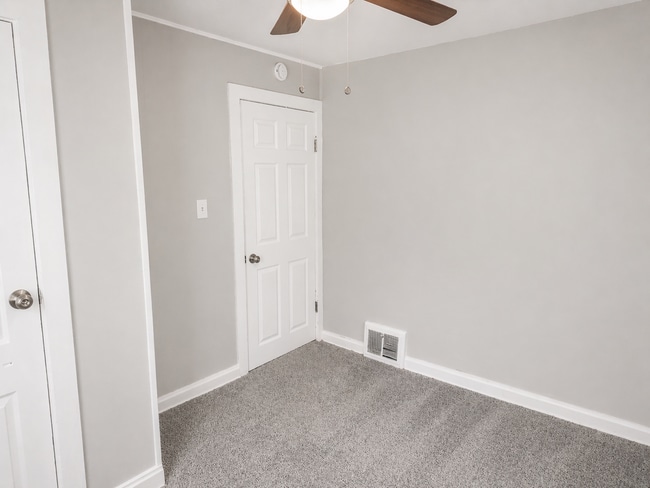 Building Photo - Updated Adorable 2 Bedroom Home