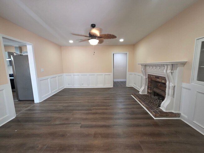 Building Photo - Newly Renovated Stunning Home