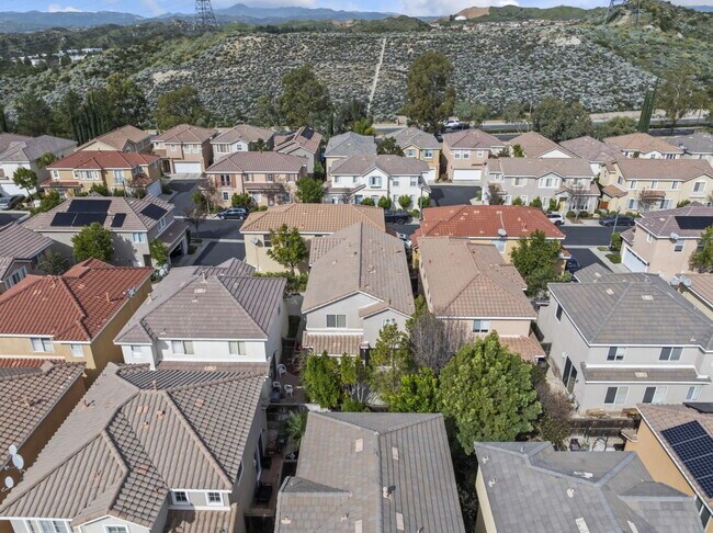 Building Photo - "Charming 3-Bedroom Haven with 2.5 Baths in Santa Clarita – Spacious 1694 Sq Ft Home Awaits!"