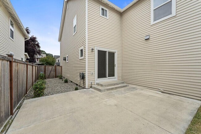 Building Photo - Spacious DuPont Home with A/C, Bonus Loft, Large Patio & Fully Fenced Yard!