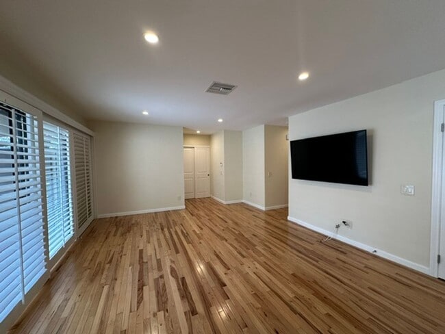 Building Photo - Stunning END-UNIT 3-bedroom condominium located in Agoura Hills